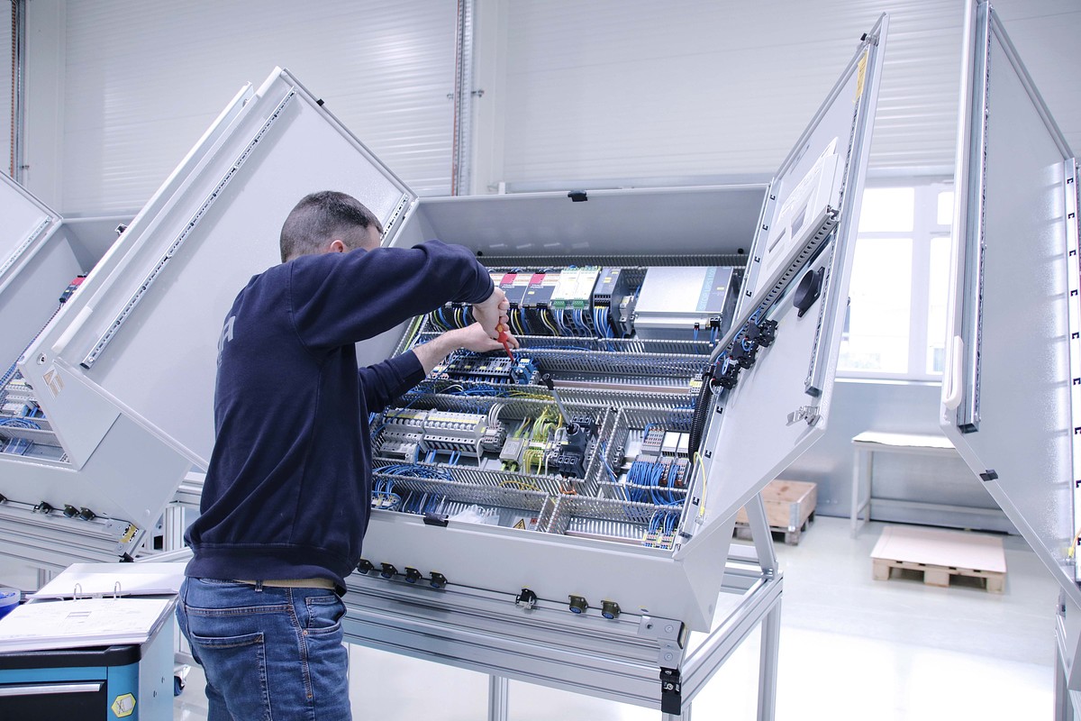 Vormontage der Schaltschränke bei POMA Systems