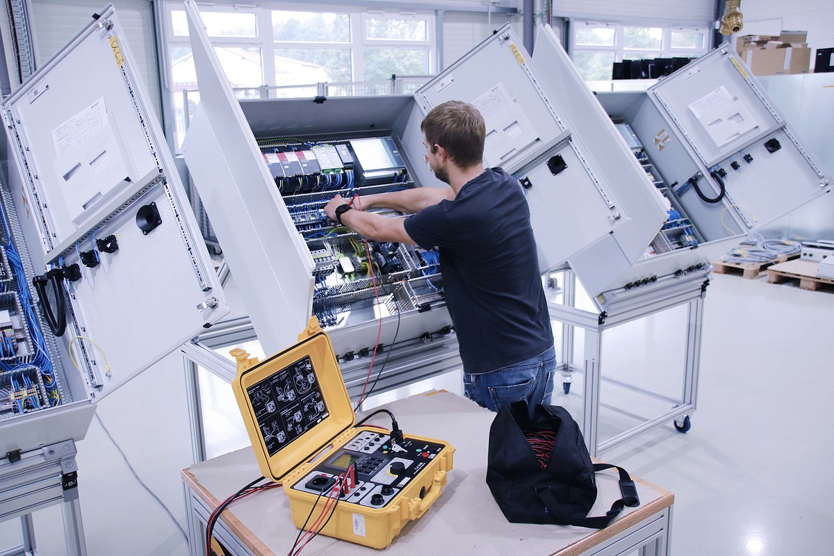 Pre-assembly of the control cabinets at POMA systems